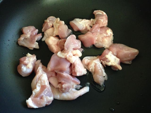 鶏肉を炒める画像